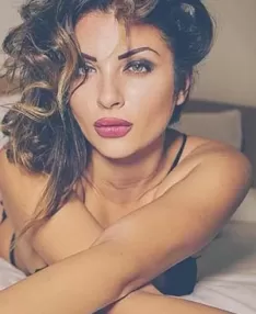 Laura, Caucasien
