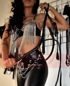 Mistress Nicole, Caucasico