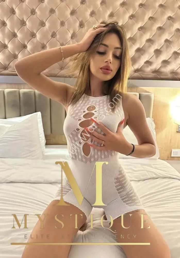 Alina, Caucasiano