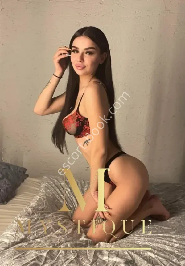 Scarlet, Caucasiano