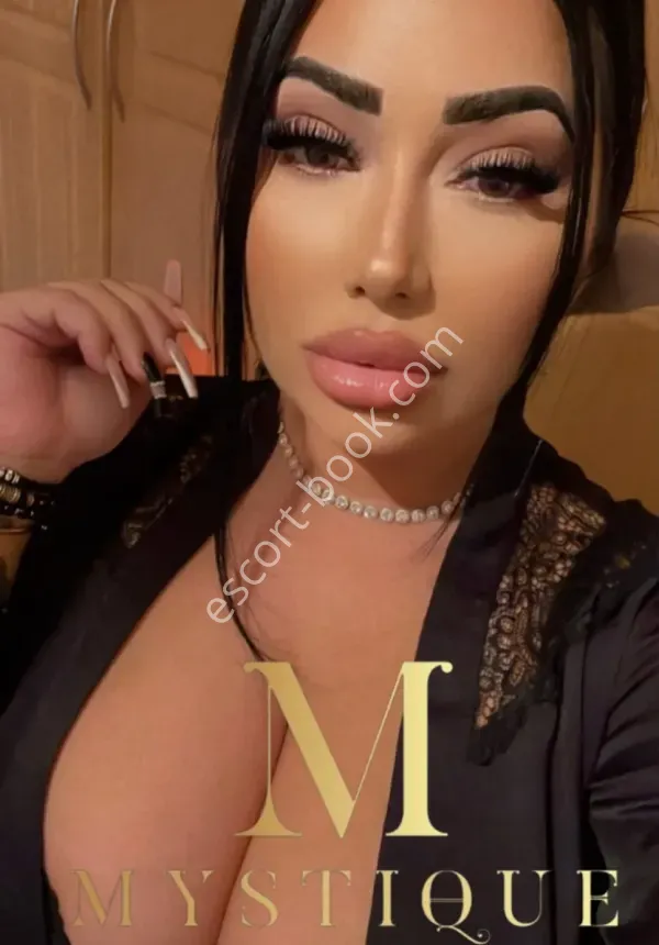 Raysa, Caucasian