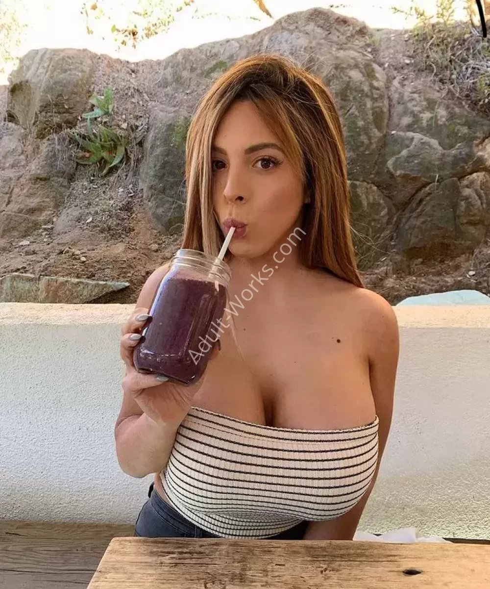 Rose Gomez , Caucasico