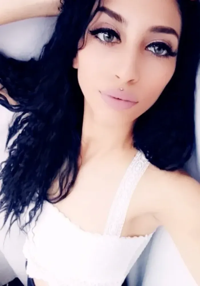 Luna , Caucasian