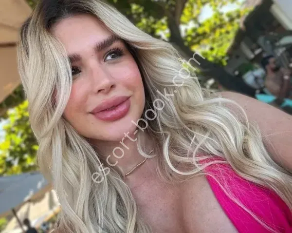 Khloe, Latina